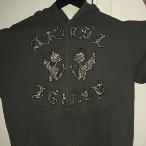 Säljer min akryl  - Säljer min akryl storlek s mötas Halmstad ett litet hol i ryggen men man märker inte de.❤️❤️❤️