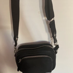 Väska  - Fin svart väska ganska populär 