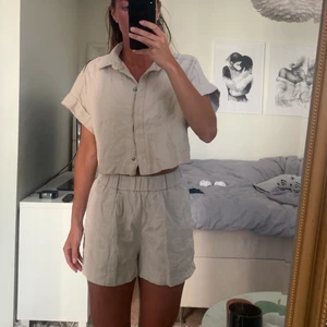 Linne mix set  - Shorts och topp i linnemix från H&M. Shortsen är strl 34 och överdelen 36. Överdelen är rymlig så passar även större 