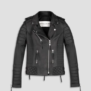 BODA SKINS LEATHER JACKET KAY MICHAELS - Skinnjacka från BODA SKINS, 100% äkta läder.  Har ej använt denna jacka mer än 3 gånger, som nu letar efter en ny ägare!   Nypris: 4 500 kr Skick: använd en handfull gånger ca 3 st. Inga lappar kvar och jackan är som i nyskick.  Modell: Kay Michaels (sist