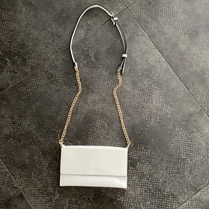 Väska - Snygg vit partyväska med svarta detaljer och gullig kedja
