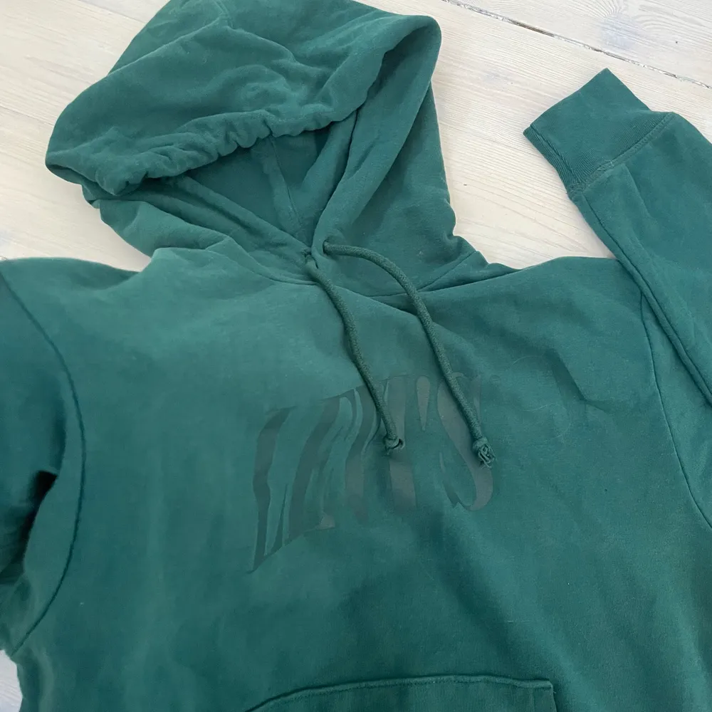 Den här otroligt snygga hoodien i storlek xs säljs nu!! Den är i ett bra skick, inga hål eller trasiga sömar🤩 den är lite starkare grön i verkligheten vilket är jätte fint nu på sommaren! Perfekt att dra på sig på kvällen🫶🫶 (äkta såklart). Hoodies.