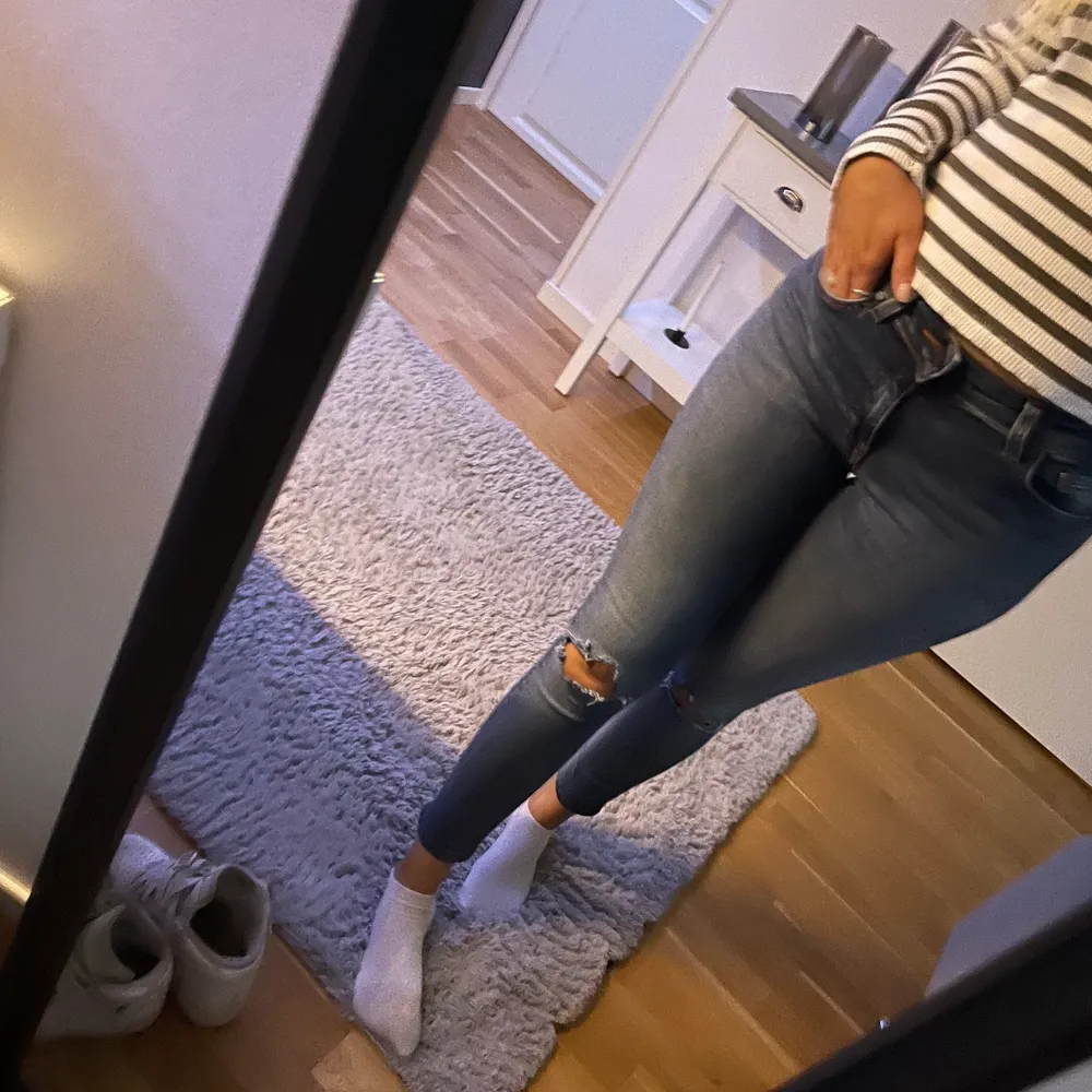 Jättesnygga lågmidjade jeans från Tiger of sweden storlek 34 säljer då dem är förkorta på mig som är 167. Jeans & Byxor.