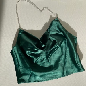 Mörkgrön siden fest topp mee kedja  - Super snygg fest topp i mörkgrönt sidentyg med avtagbar kedja! Aldrig använd och i fint skick. skriv för fler bilder❤️