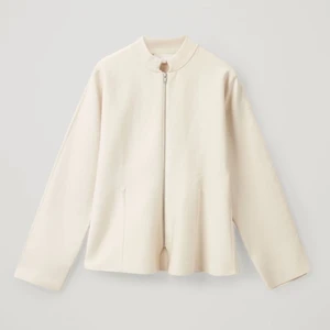 Cos jacka  - Säljer denna vita cos jacka som inte kommer till användning längre, använd ett fåtal gånger och är i fint skick!🤍 nypris 900kr🤍 du frakt är ej inräknad!🤍 säljer en marinblå också likadan