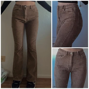 Bruna corduroy flare byxor - Snygga bruna corduroy bootcut byxor. Kommer inte ihåg märket och hittar ingen tagg. Säljer de för att de är lite stora på mig. De har dock ett litet bleckfläck på baksidan, bild3. Annars är de i bra skick. Skriv till för mer info/bilder. 80kr utan frakt. 