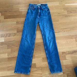 Blå jeans från Zara - Supersnygga jeans som jag tyvärr växt ur! Storlek 32. Dessa är ganska högmidjade och väldigt långa i modellen.
