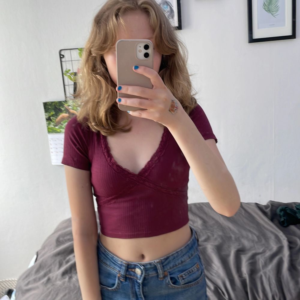 Croptop från pull and bear i storlek XS och är lite för liten för mig som har storlek S. Fint skick och är använd 1-2ggr bara. OBS köparen står för frakten💗💗💗. Toppar.
