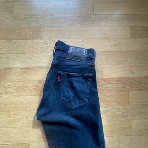 Levis 511 - Blåa Levis 511, använda ett fåtal gånger så Inge slitage eller dylikt.  Köpare står för frakt och priset kan diskuteras 