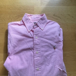 Ralph lauren skjorta - Skjorta ifrån Ralph lauren i stl S. Använd vid ytterst få tillfällen då detta inte är min stil. Bra skick, bara lite skrynklig pga legat i garderoben under en längre period.  