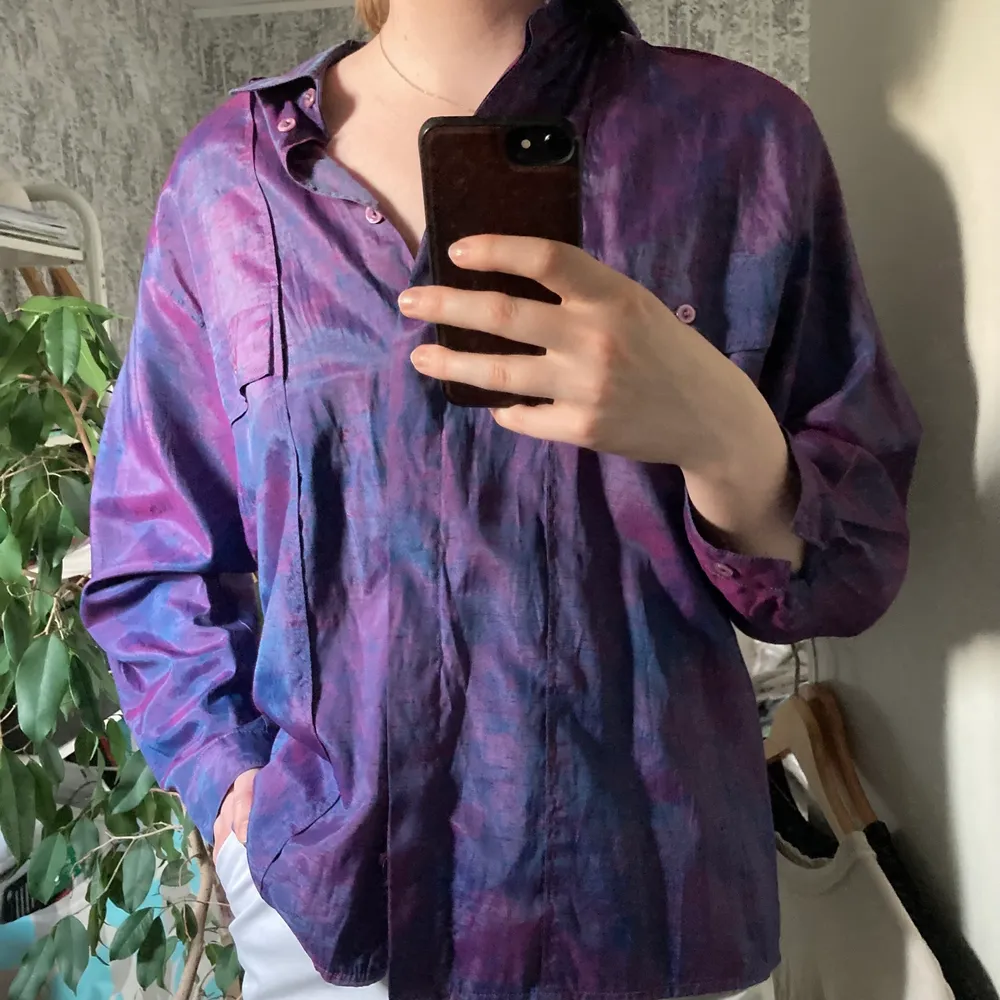 Skimrig lila skjorta som är köpt på secondhand. Bra skick, en knapp lite lös bara. Föreslå gärna pris.. Paidat.