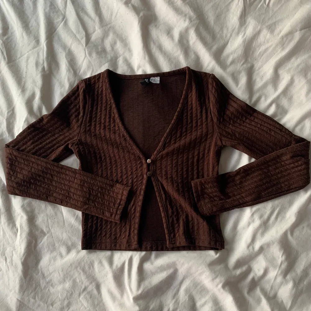 a thin brown trendy cardigan from h&m in perfect condition, only selling because it doesn’t fit me . Tröjor & Koftor.