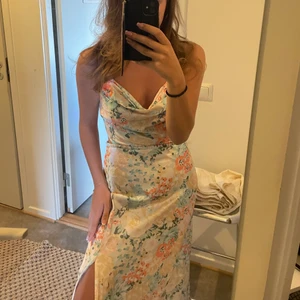 sommarklänning - lång sommarklänning med slits 