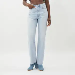 Ett par ljusblå jeans från weekday. Köpta för ungefär ett halvår sen, säljer pga har för många jeans. Jag är 155 cm lång och passar perfekt i längden. Man kan välja att frakta det med blå påse med eller utan spårbar frakt. Priset kan diskuteras.