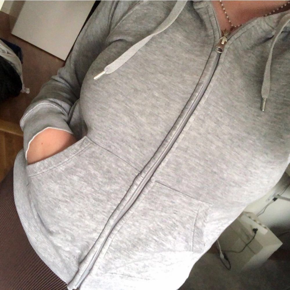 Grå zip up hoodie från Cubus i storlek S!💗 50 kr+ frakt💕. Huvtröjor & Träningströjor.