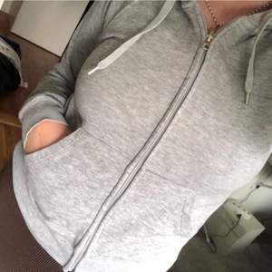 Grå zip up hoodie från Cubus i storlek S!💗 50 kr+ frakt💕