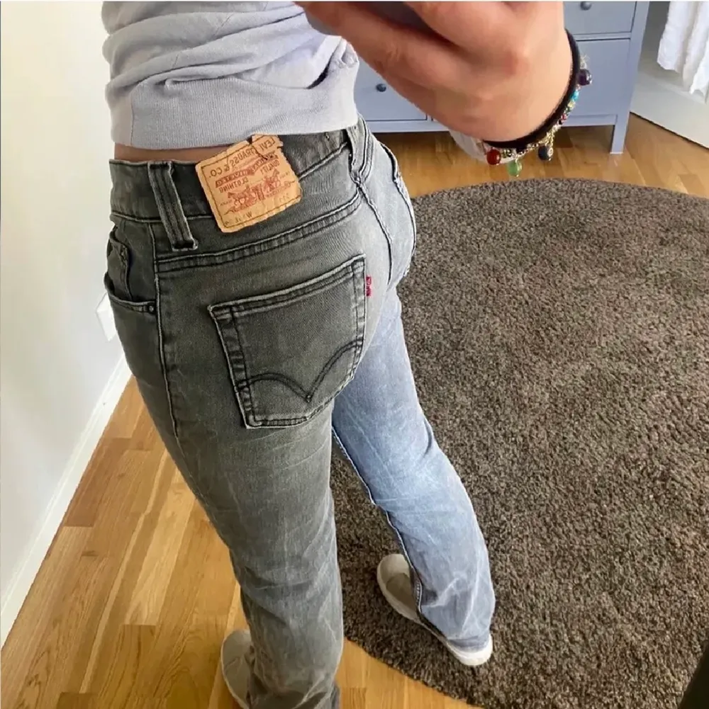 Säljer dessa levis jeans bra skick! Lappen där pack på fickan är lite trasig !. Jeans & Byxor.