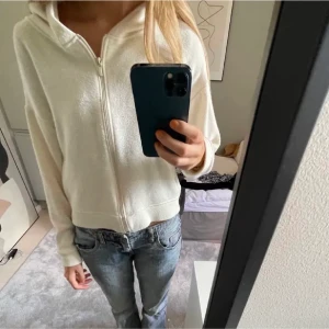 Zip up - (Bilder från förra säljaren) Säljer denna jättefina zip up hoodie från zara ( köpt på Plick) då den är för liten för mig. Storlek S och endast testad och i fint skick. Köpt för 150kr! Frakt tillkommer på 50kr