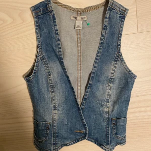 Jeansväst - Jeansväst, säljer då den är liiite för liten på mig. Snygg att ha över tröjor!