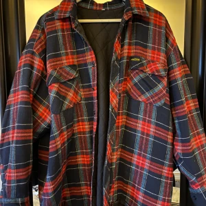 Flanelljacka  - En oversized flanelljacka i olika färger. Den är värmande och bekväm, samt i väldigt bra skick. Storleken är XXL men den sitter bra men oversized även på S och M. 