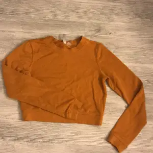 En orange croppad tröja från NewYorker. Fint skick, inga skador ⭐️