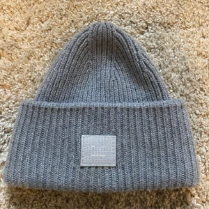 Acne mössa - Säljer min älskade acne mässade såg ska köpa en ny färg❤️köpt förra vintern och är i ett jätte fint skick❤️