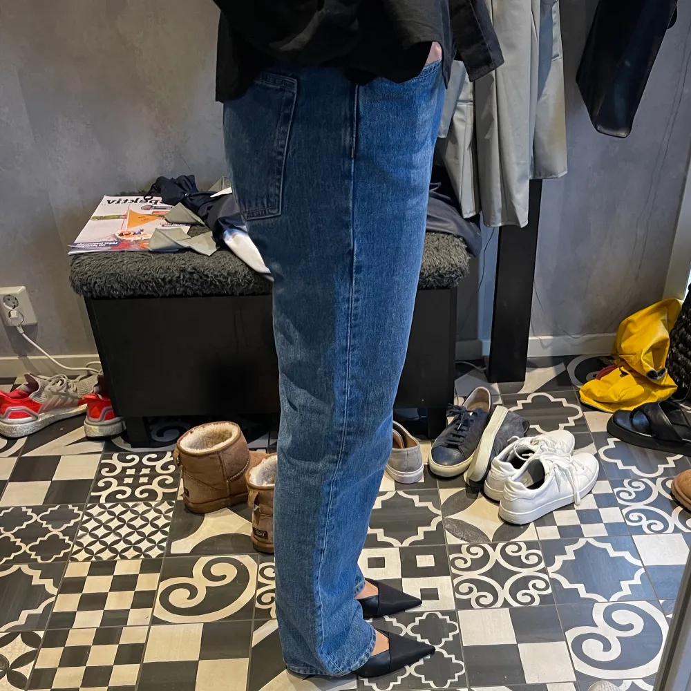 Voyage byxor från weekday i storlek 30/32, jag är 170 och dem går ner till marken på mig. Använda en gång, säljer pga blivit för stora. Frakt ingår i priset. Jeans & Byxor.