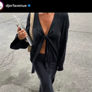 Djerf avenue blus - Säljer denna HELT nya blus med lappar kvar i storlek S (pga glömde returnera i tid). Kan mötas upp i Göteborg eller skicka mot frakt. Kom med bud!!