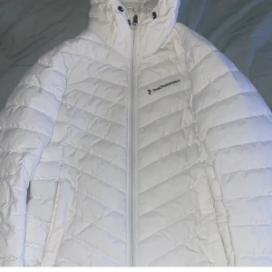 Jacka  - Säljer denna jacka då den ej används. Inga fläckar alls. Köpt för 2000 Skriv för mer bilder. Är en dun jacka. 