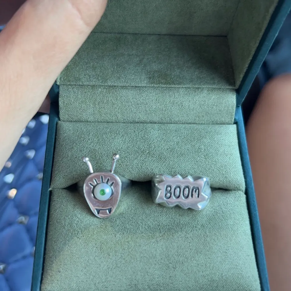 Säljer min så söta ”alien ring” ifrån Maria Nilsdotter. (Den imitten) Den är verkligen såå fin, speciellt med pärlan. Finns ej att köpa längre då den utgått. Super unik och cool. Inte helt säker på strl😙Kan gå ner till 2300 vid snabb affär.. Övrigt.