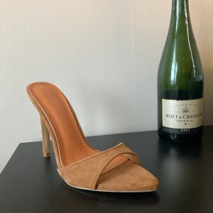 Klackar - Ett par härliga kamelbruna klackar i storlek 41 men sitter som en 39.