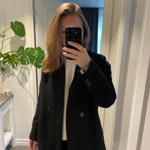 Svart kort kappa från mango - Rensar höst garderoben på lite jackor. Jag är 172 centimer och bär vanligtvis storlek S! Hör av dig om du har några frågor! 🪩💕❤️