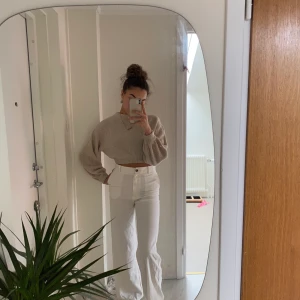 vita byxor - vita tygbyxor strl 36, når ned till backen på mig som är runt 170, köpte de på plick men var inte riktigt som jag tänkt mig. Superfina dock & i jättebra skick!