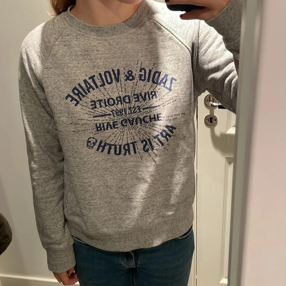 Säljer min zadig sweatshirt med mörkblått tryck!💙 väldigt fint skick och extremt lite använd. Storlek 16 år  ( xs/s ). Kan gå ner i pris vid snabb affär💙 nypris 1400kr. Tröjor & Koftor.