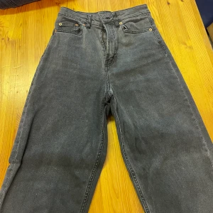 Jeans  - Vanliga gråa jeans, sitter fint på. Bra skick. 