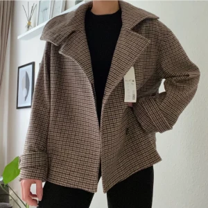 Kappa arket - Säljer denna trendiga kappan från arket. Köpte den förra året men användes fåtal gånger. Brukar ha storlek 38 i jackor men denna passar mig oversize. Dm för fler bilder❤️buda eller köp direkt för 1700