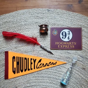 Harry Potter merch  - Säljer lite Harry Potter merch/collectibles och annat fantsy likt. På andra bilden kan man t.ex. se en av de hundratals pumpa flaskor som stod i storasalen i hogwarts under The Yule Ball, en riktig skatt för Harry Potter älskarn. PS pennan fungerar inte.