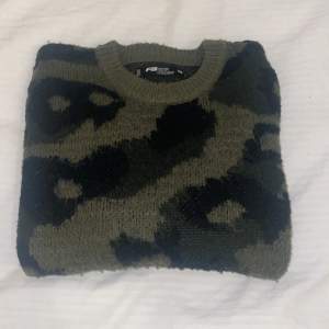En stickad tröja i camoflage mönster. Använd ett par gånger men fortfarande bra skick. Från new yorker i storlek xs, funkar också som xxs. Säljer för 150 och pris kan diskuteras 