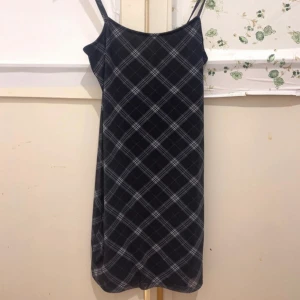 rutig klänning  - använd 1 gång! rutig klänning i svart/mörkblått. från h&m. storlek S.  nypris 149kr  