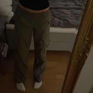 Cargo pants - Cargopants från H&M (lite dåligt ljus men hoppas man ser, fråga gärna om fler bilder om ni behöver)🥰