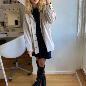 Overshirt - Beige oversized overshirt - endast använd en gång. Storlek XS/S men passar större.  Kan mötas upp i Göteborg annars står köpare för frakt :)