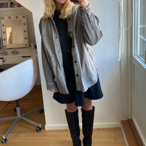 Overshirt - Säljer beige/brun/grå overshirt, Storlek S och är oversized i modellen.  Säljer pga kommer en till användning längre.  Kan mötas upp i Göteborg annars står köpare för frakt. 