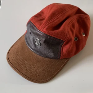 Stussy 5-panel keps - Som titeln lyder en 5-panel av stussy med sköna material och färger för hösten. Knappt använd.
