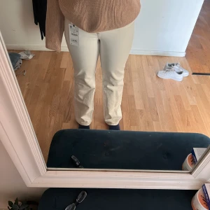 Jeans från Zara i storlek M  - Beiga jeans från zara i storleken M .Dessa straight jeans är helt nya och prislappen är på, köpte de för 399kr men säljer de för 280kr. Har testat de några gånger men har aldrig haft på mig de ute. 