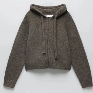 Mysig brun zara zip up - Jättemysig stickad zara zip up. Superfin färg, storlek XS men lite oversized❤️🫶🏼🍁Nypris: 399
