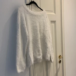 Vit tjock tröja  - Storlek 38 Kan sitta off shoulder eller ”vanligt”  