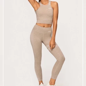 Stronger träningsset  - Säljer beiget träningsset från stronger i storlek Small. Har använt ett fåtal gånger och är i väldigt fint skick. Kan säljas separat också, tights för 270 kr, topp 150 kr. Köps tillsammans för 400 kr. Totalt nypris 900 kr. 