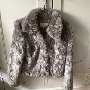 Super söt o skön jacka från Vila - Säljer min absolut skönaste och sötaste jacka ifrån Vila. Storlek 34, passar mig som vanligtvis har 34/36/38. Perfekt grå Teddy jacka nu till hösten och vintern! Mitt pris 250kr