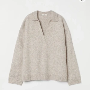 Stickad hm - En supersnygg slutsåld stickad tröja från H&M. Aldrig använd och därav säljer jag den då nån annan kan få användning för den, helt slutsåld på hemsidan. Storlek XS men stor i storleken så massor XS-M skulle jag säga! Superfin, egna bilder kan skivkas