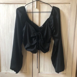 Topp - Jättefin topp med snörning som går att reglera från bikbok, stl M 🖤 Knappt använd i gott skick, säljer då den är för stor för mig 
